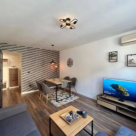 Modern & Stylish In Old Town Appartement