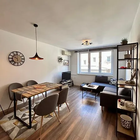 Modern & Stylish In Old Town Apartment *